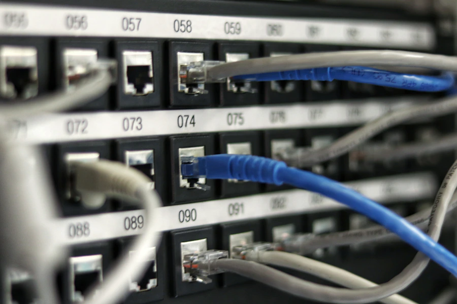Corredor de data center com racks de servidores em operação