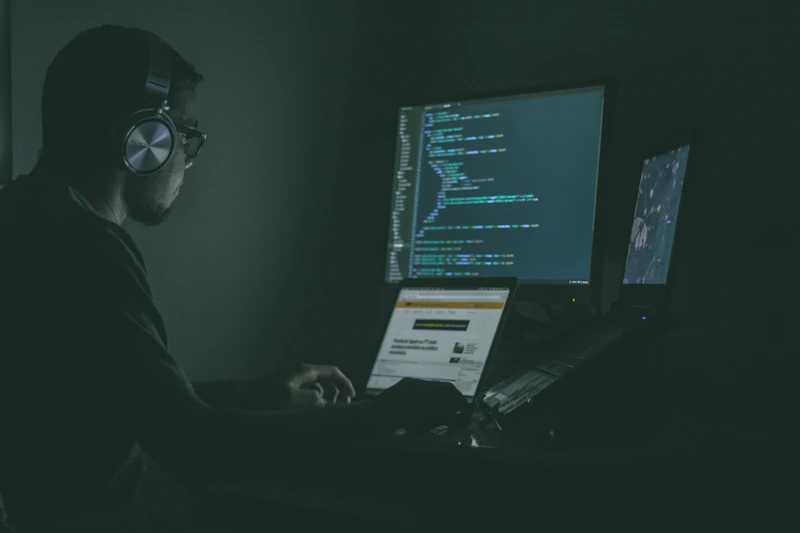 Ambiente de trabalho com código em laptop representando revisão de segurança