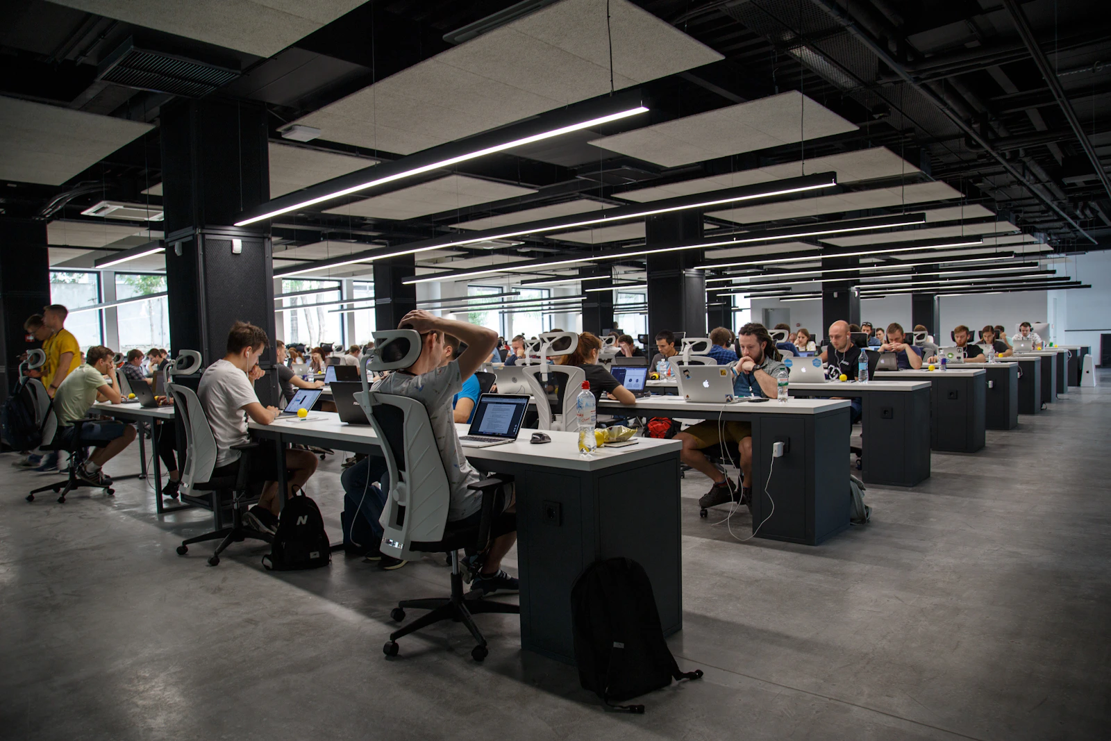 Sala de servidores iluminada em tons frios representando infraestrutura monitorada